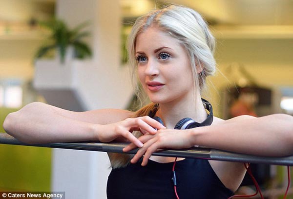 Linn began downsizing meals and doing hours of cardio, like swimming and running. She became so frail that she had to switch from jogging to walking Read more: http://www.dailymail.co.uk/femail/article-3331787/Former-anorexic-warned-heart-stop-moment-says-weightlifting-saved-eats-build-muscle.html#ixzz3sWbvxMzQ  Follow us: @MailOnline on Twitter | DailyMail on Facebook