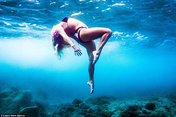 Photographer Jessica Ann has been interested in underwater photography for the past 18 months and said that it had been a 'tricky shoot' to orchestrate Read more: http://www.dailymail.co.uk/femail/article-3390117/Stunning-underwater-photos-model-pumping-iron-doing-aerobics-bottom-idyllic-lagoon-Hawaii.html#ixzz3whXIWYcJ Follow us: @MailOnline on Twitter | DailyMail on Facebook